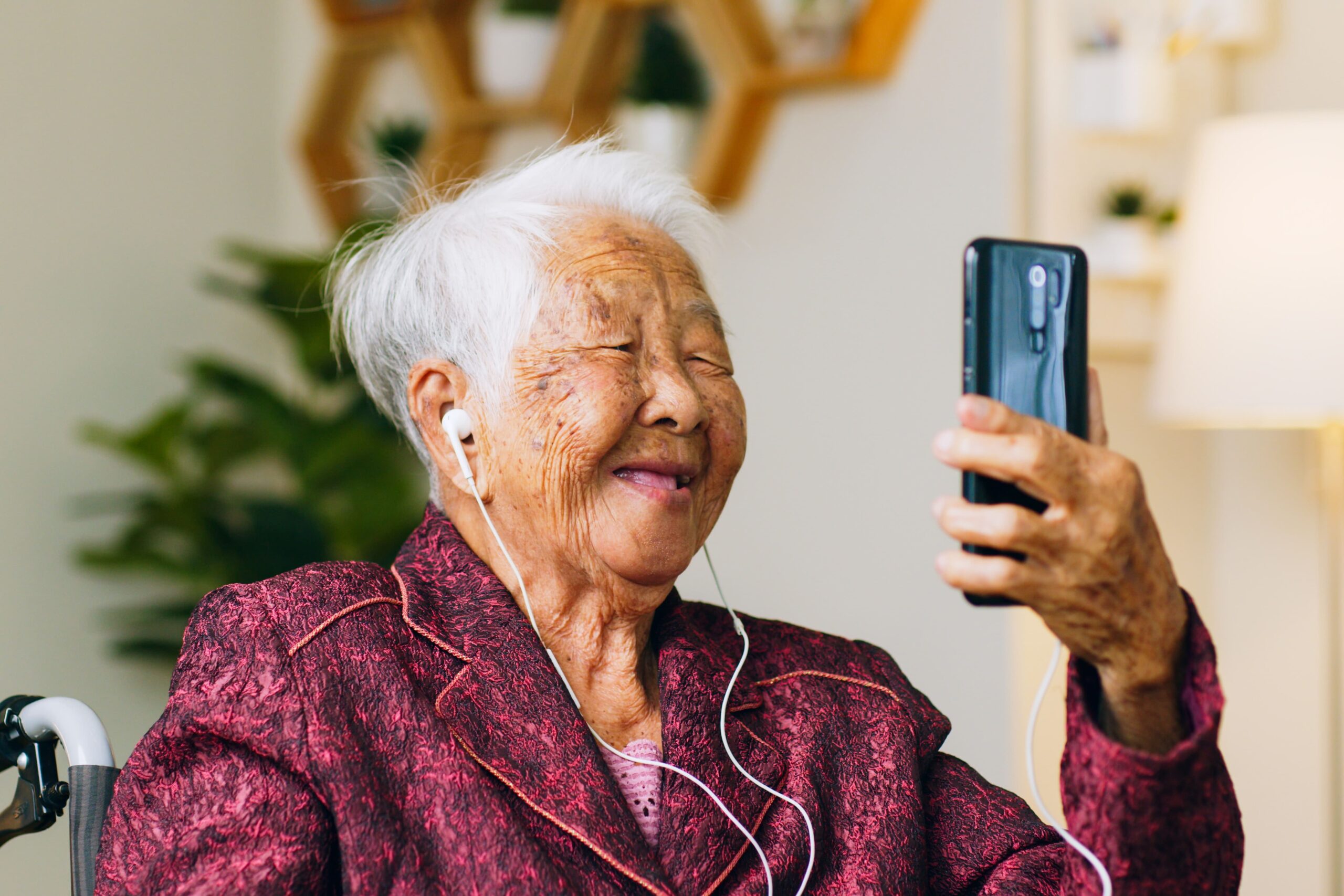 Wie tragen smarte Systeme zum höheren Wohnkomfort für Senioren bei?
