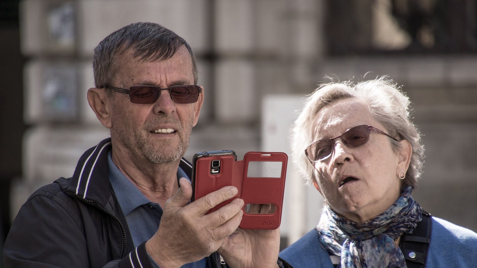 Seniorenpaar mit Handy