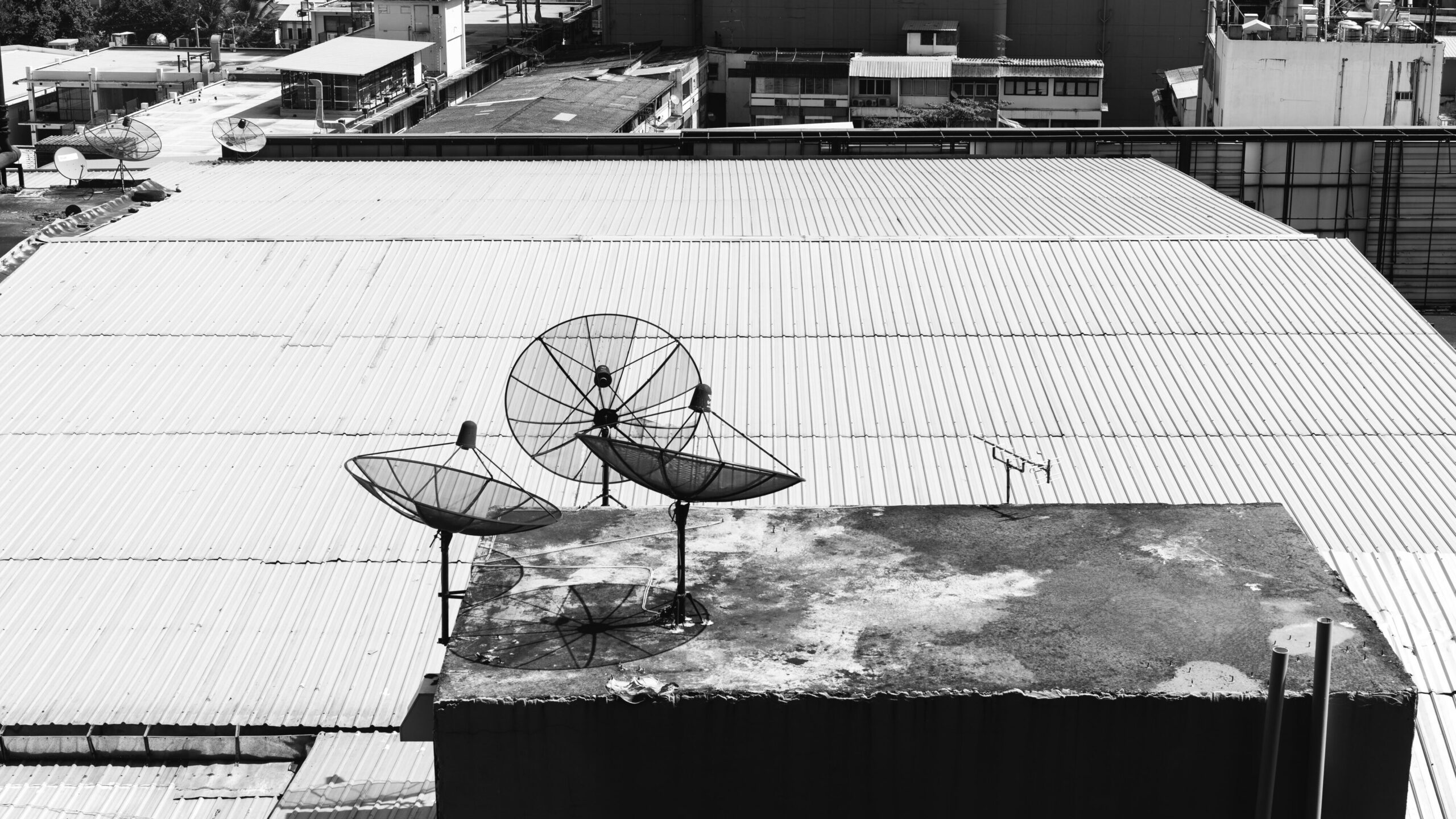 Starlink: Alles über Internet per Satellit – Kosten, Geschwindigkeit und Vorteile 2 viarami roof 7045434 edited scaled