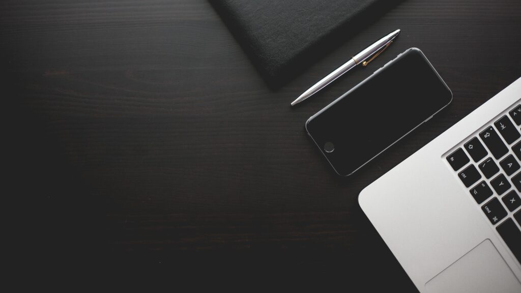 Smartphone wird heiß: Wann ist das normal? 4 picjumbo com office 865091 edited